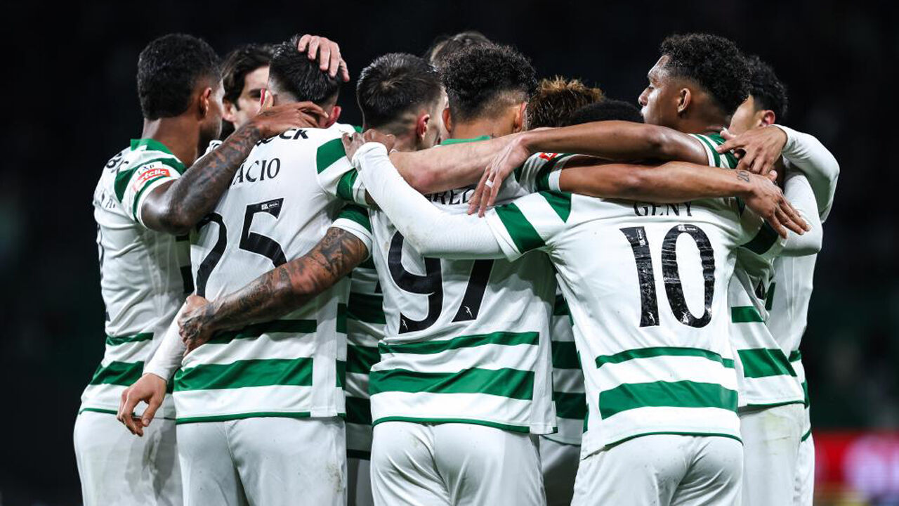 Jogadores do Sporting festejam durante a vitória sobre o Casa Pia