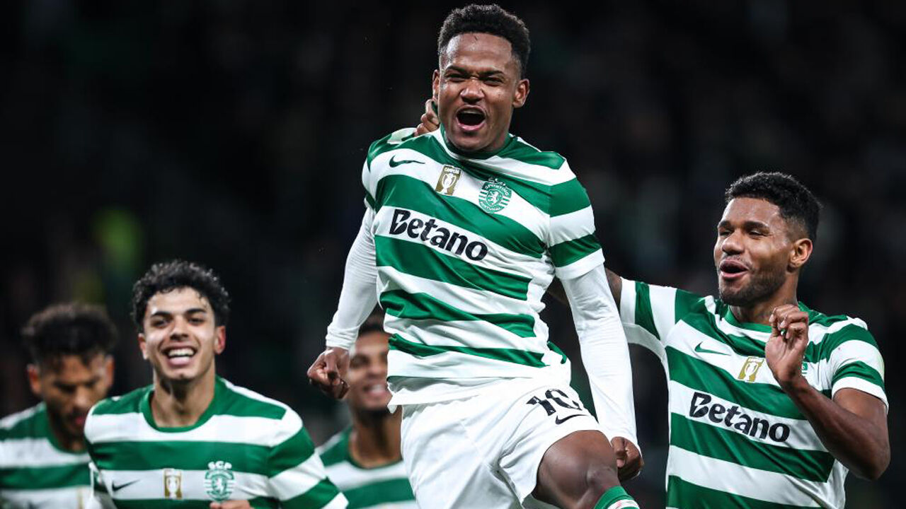 Jogadores do Sporting festejam frente ao Casa Pia