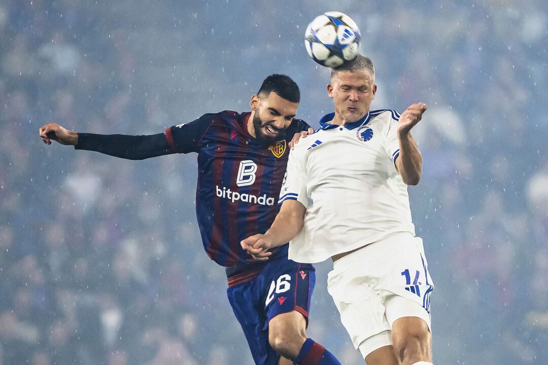 Adrian Barisic (à esquerda) disputa lance com Andreas Cornelius, do Copenhaga 