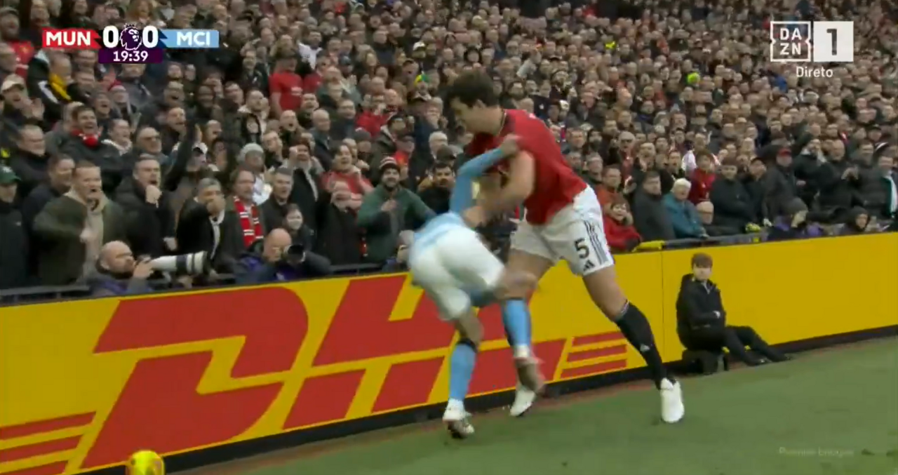 Bernardo Silva e Harry Maguire pegados no Man. United-Man. City