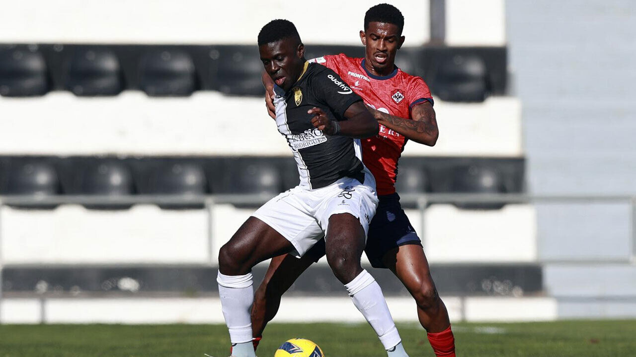 Jaime Pinto (Farense) e Douglas Borel (UD Oliveirense)