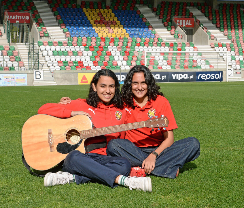 Catarina (à esquerda) encanta à viola, com a companhia da irmã Joana Silva
