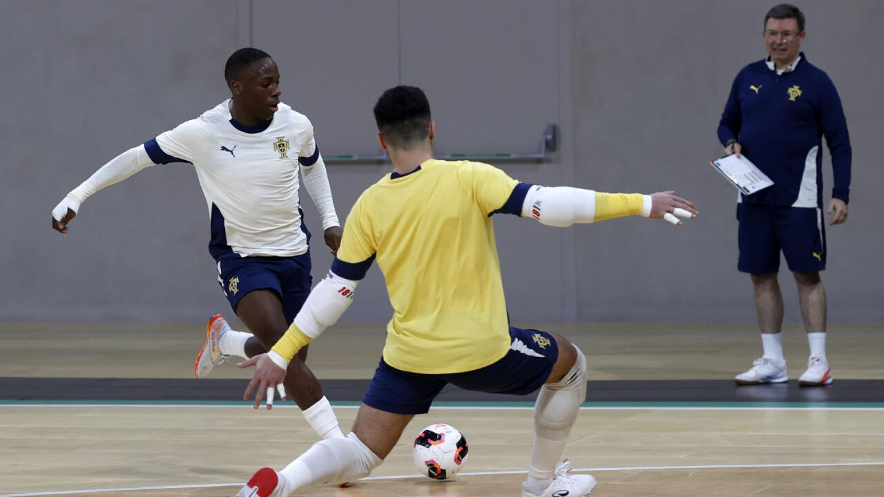 Kutchy remata sob olhar atento de José Luís Mendes 