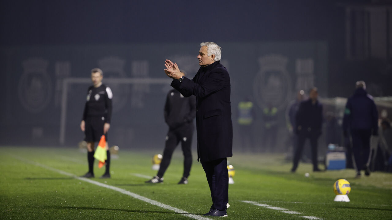 José Mourinho aplaude os jogadores do Benfica durante o jogo com o Rio Ave