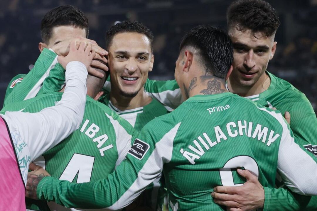 Jogadores do Betis celebram vitória contra o Villarreal