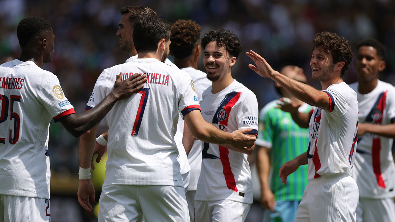 Jogadores do PSG celebram no relvado