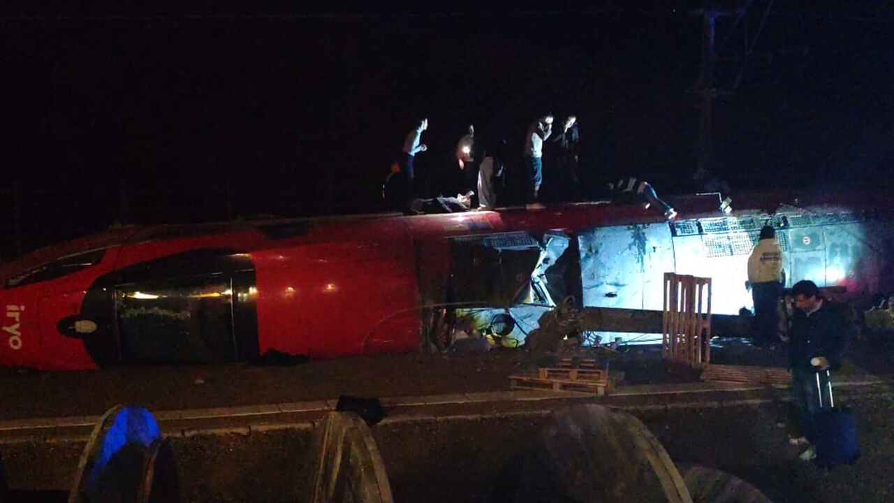 Descarrilamento de comboio de alta velocidade em Espanha faz mortos e feridos