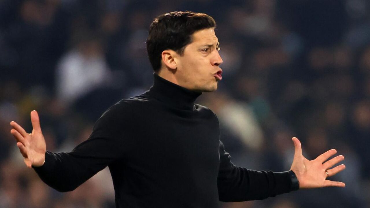 Luís Pinto, treinador do V. Guimarães, reage após derrota contra o FC Porto