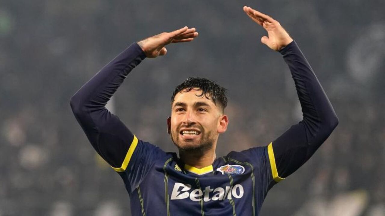 Futebolista celebra golo com braços no ar