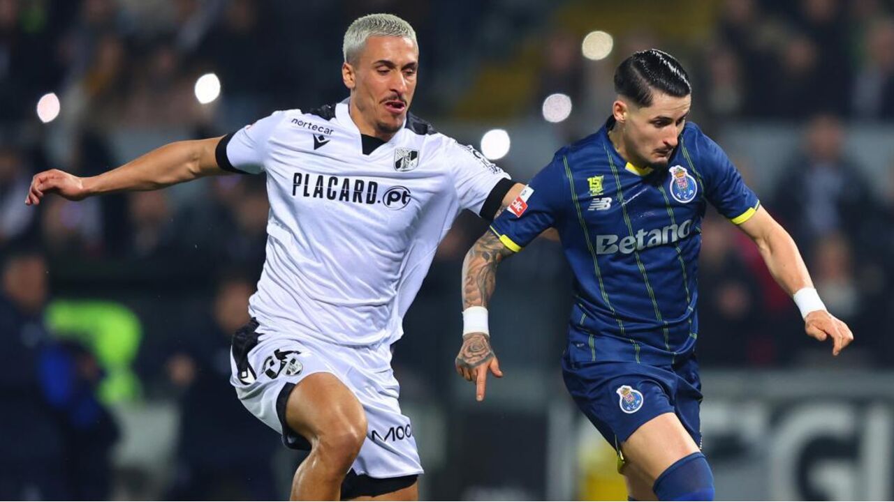 Jogadores disputam a posse de bola em campo