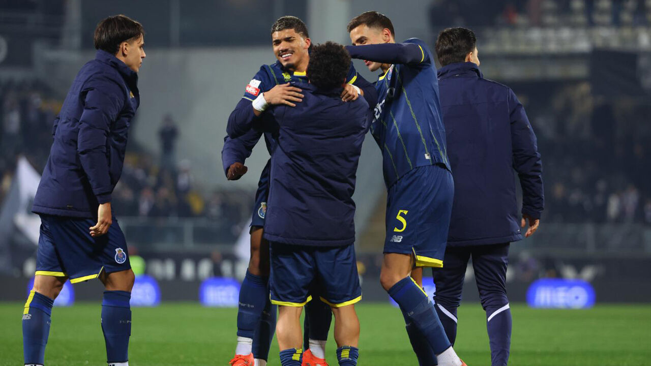 Jogadores do FC Porto festejam depois da vitória sobre o V. Guimarães