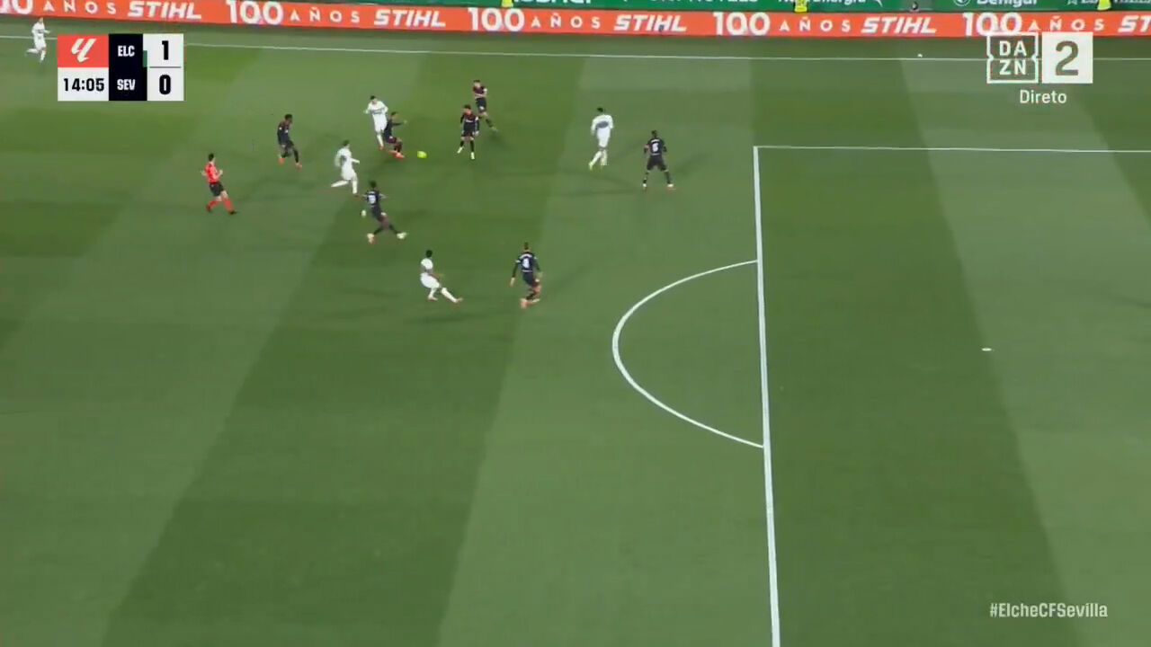 Elche vence Sevilha com assistência de Martim Neto