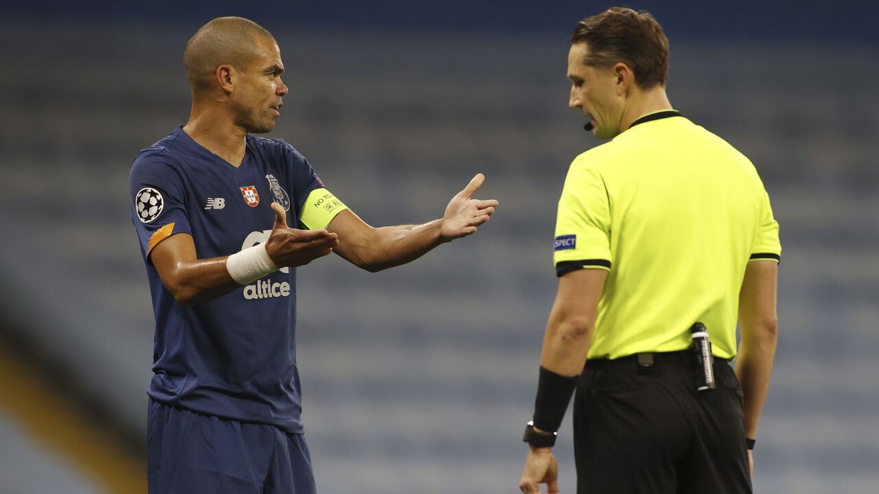 Andris Treimanis à conversa com Pepe no triunfo do Manchester City (3-1) frente ao FC Porto, em 2020/21
