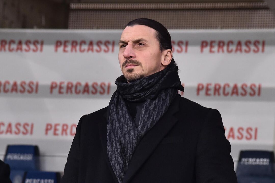 Zlatan Ibrahimović observa o estádio Percassi
