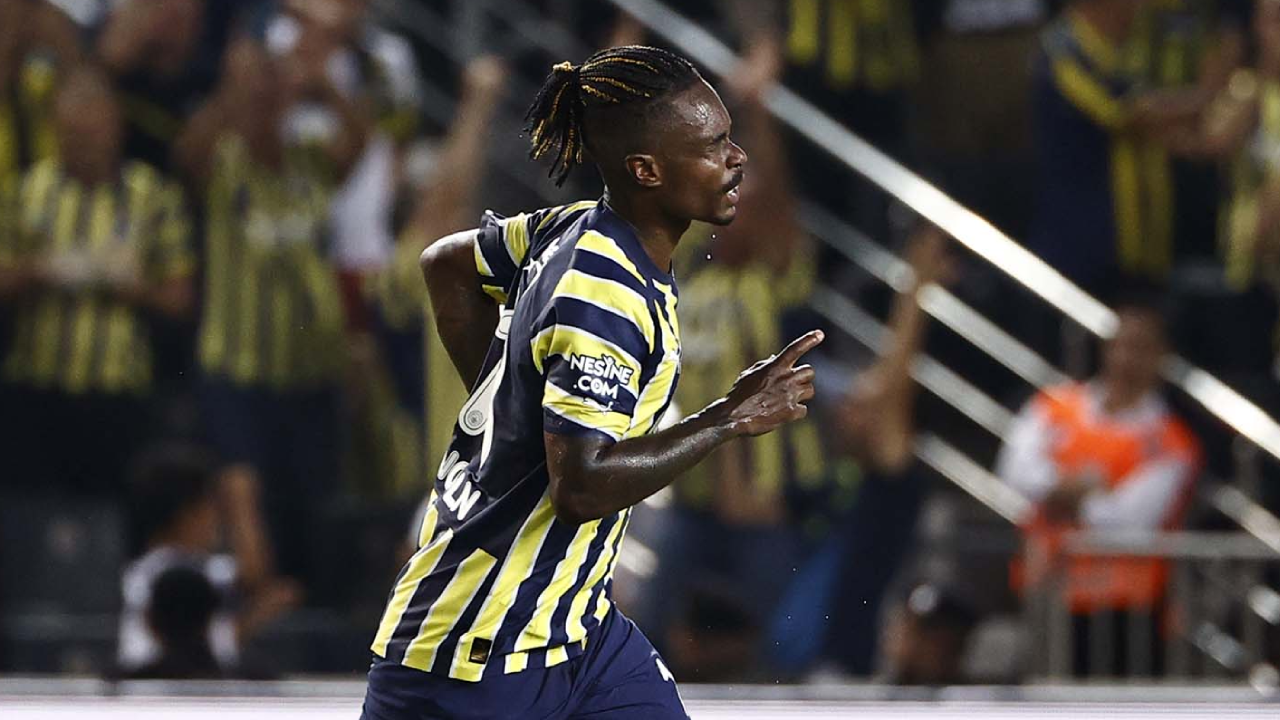 Lincoln com a camisola do Fenerbahçe