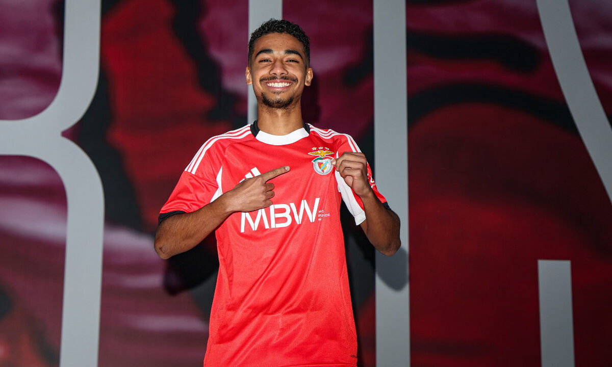 Jogador do Benfica sorri com a camisola do clube