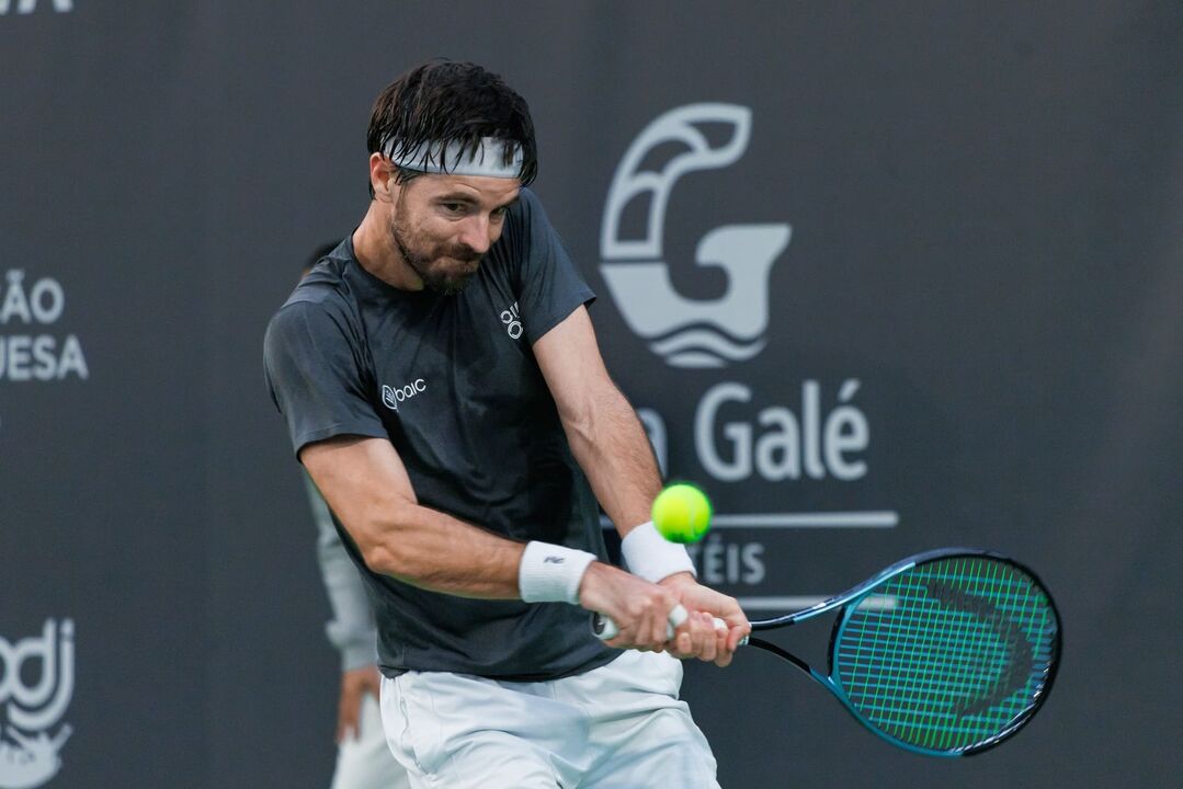 Tenista compete no Indoor Oeiras Open