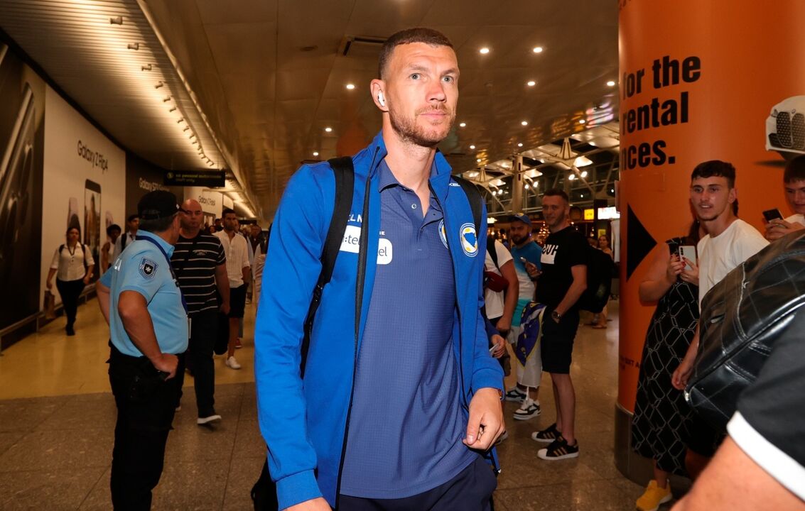 Edin Dzeko troca Fiorentina por Schalke 04