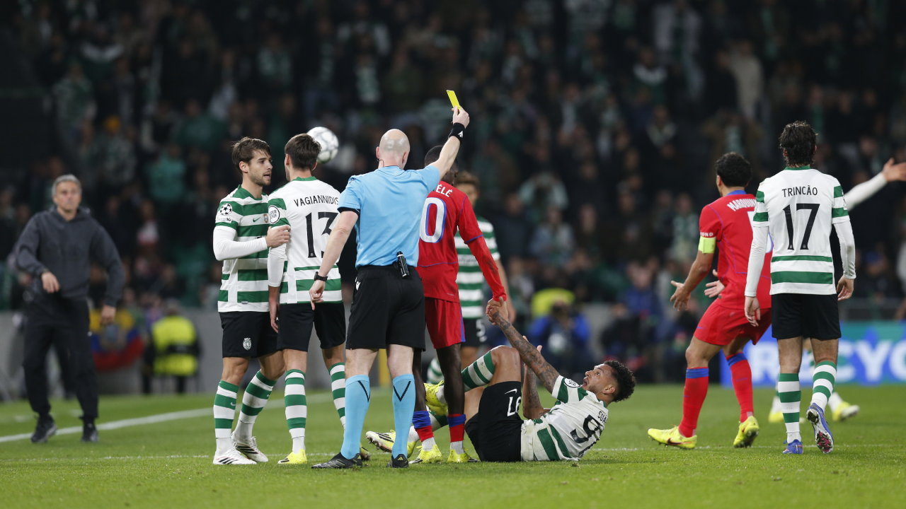 Árbitro Jarred Gillet mostra o cartão amarelo durante o Sporting-PSG