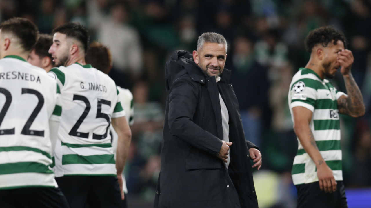 Rui Borges sorri após a vitória histórica do Sporting sobre o PSG