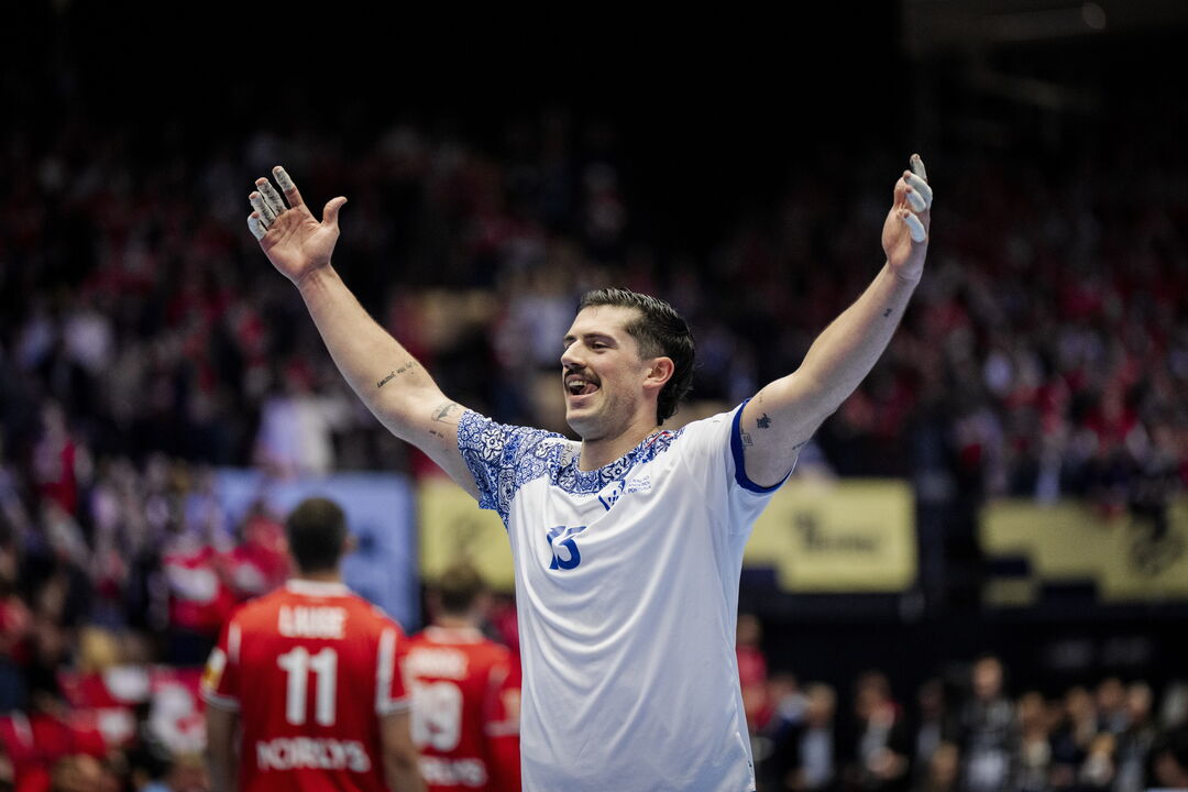 Jogador de andebol celebra um golo no campeonato