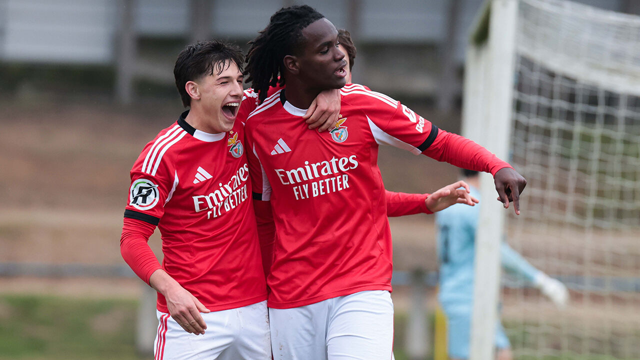  Jair Monteiro (dir.)  garantiu os 3 pontos  para as águias