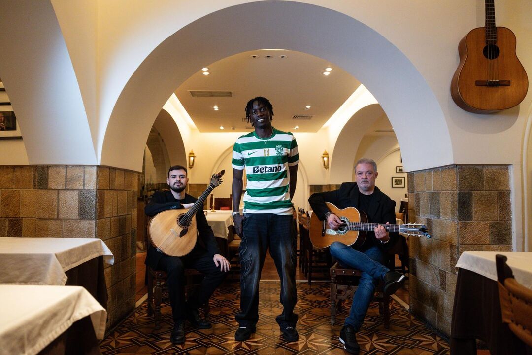 Faye, jogador do Sporting, apresenta-se aos adeptos com dois músicos