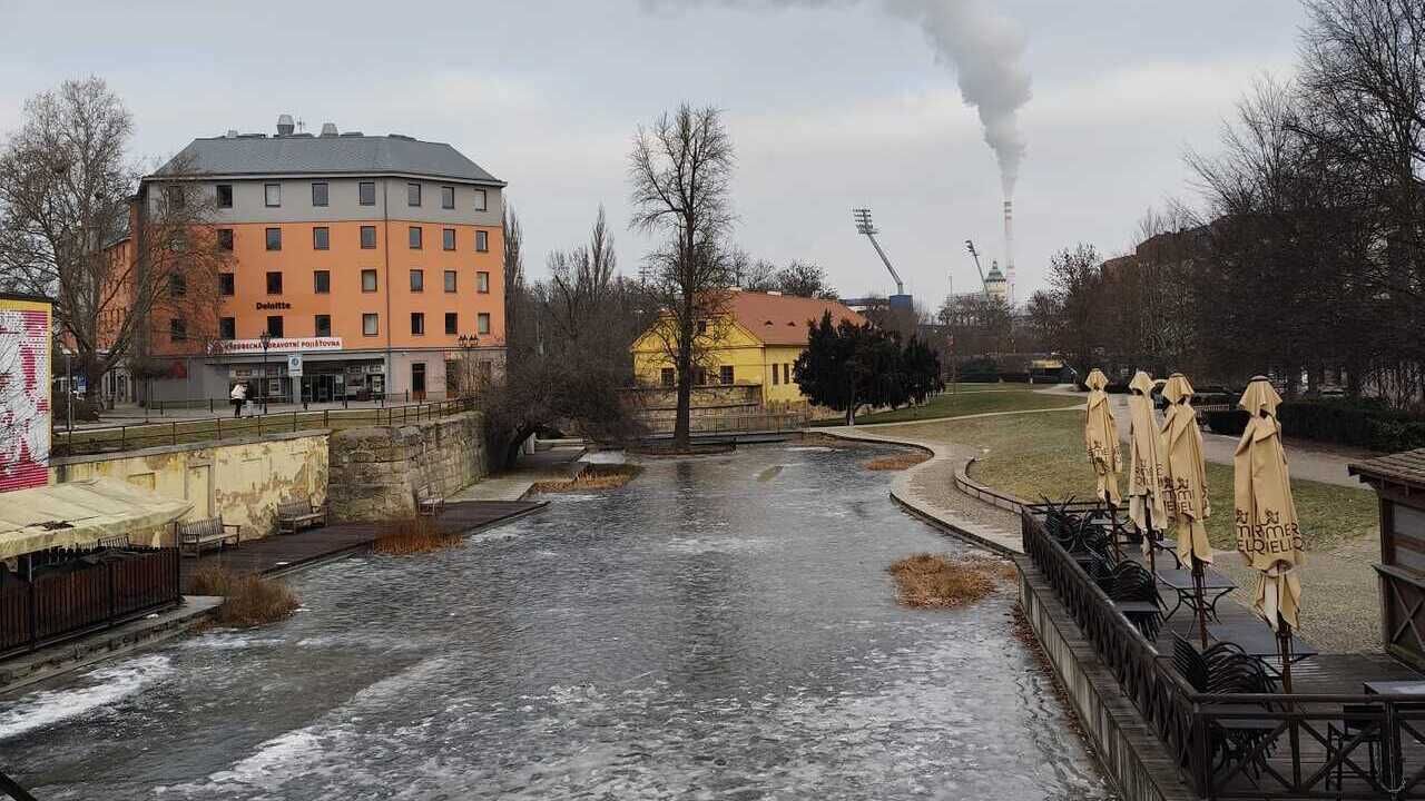 Plzen enfrenta temperaturas negativas e rio congelado antes do jogo com o FC Porto