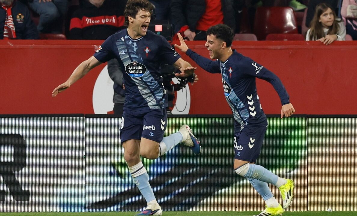 Marcos Alonso, lateral do Celta, celebra em campo