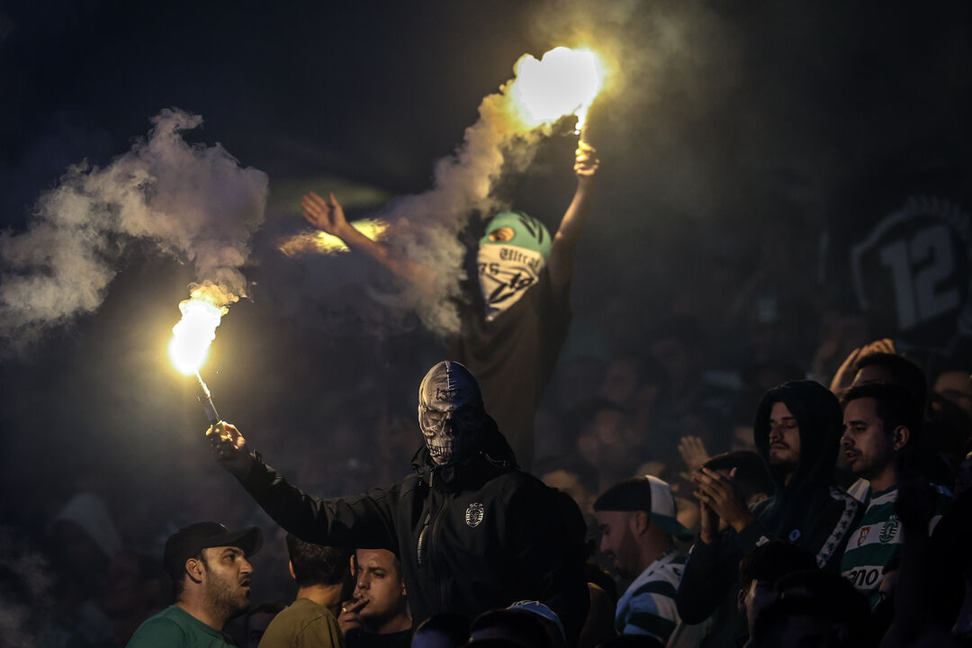 Adeptos utilizaram engenhos em Munique e UEFA tomou medidas