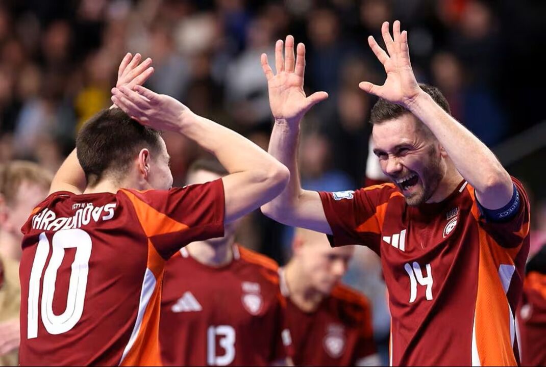 Letónia goleia Geórgia na abertura do Euro'2026 de futsal