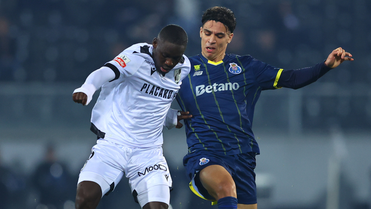 Beni e Gabri Veiga disputam a posse de bola