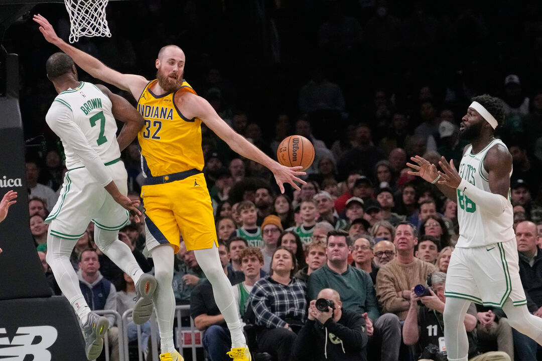 Neemias Queta em ação frente aos Indiana Pacers