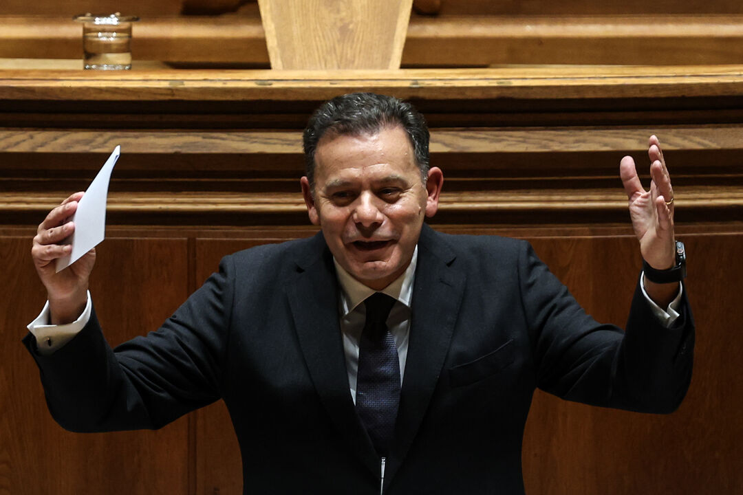 Montenegro no Parlamento após pedidos sobre as presidenciais.
