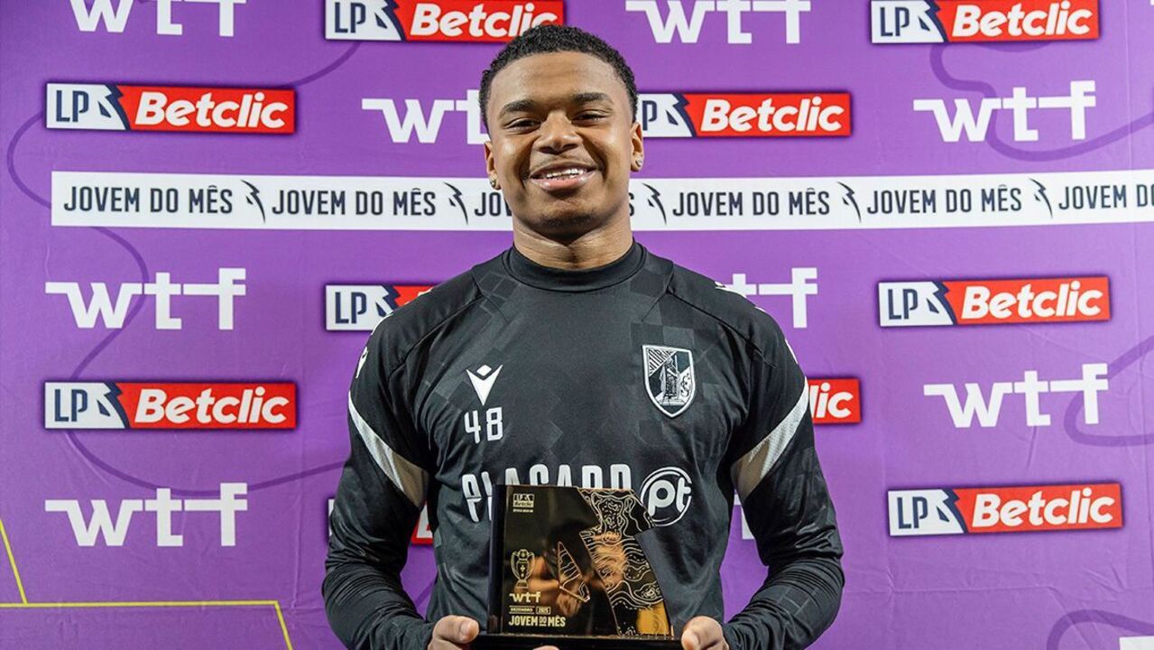 Noah Saviolo com o galardão de jovem do mês