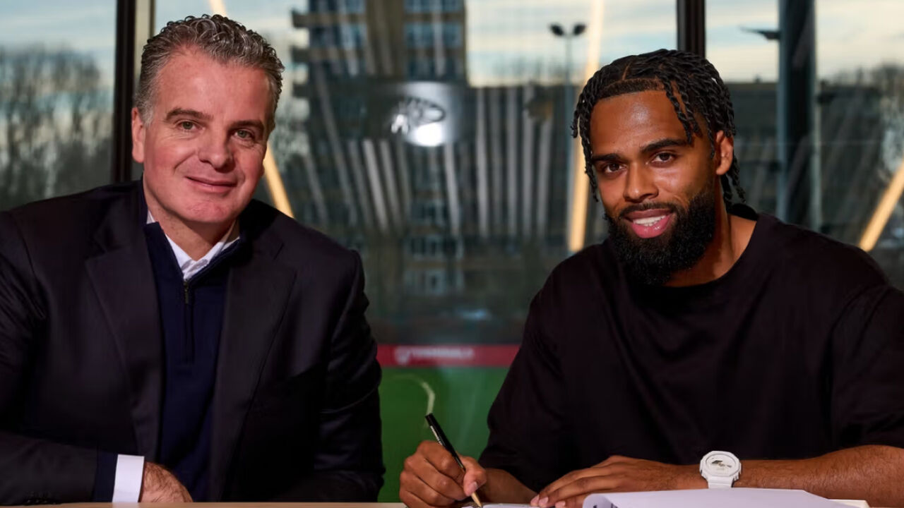 Dennis te Kloese, diretor-desportivo do emblema de Roterdão, com 'Jer'