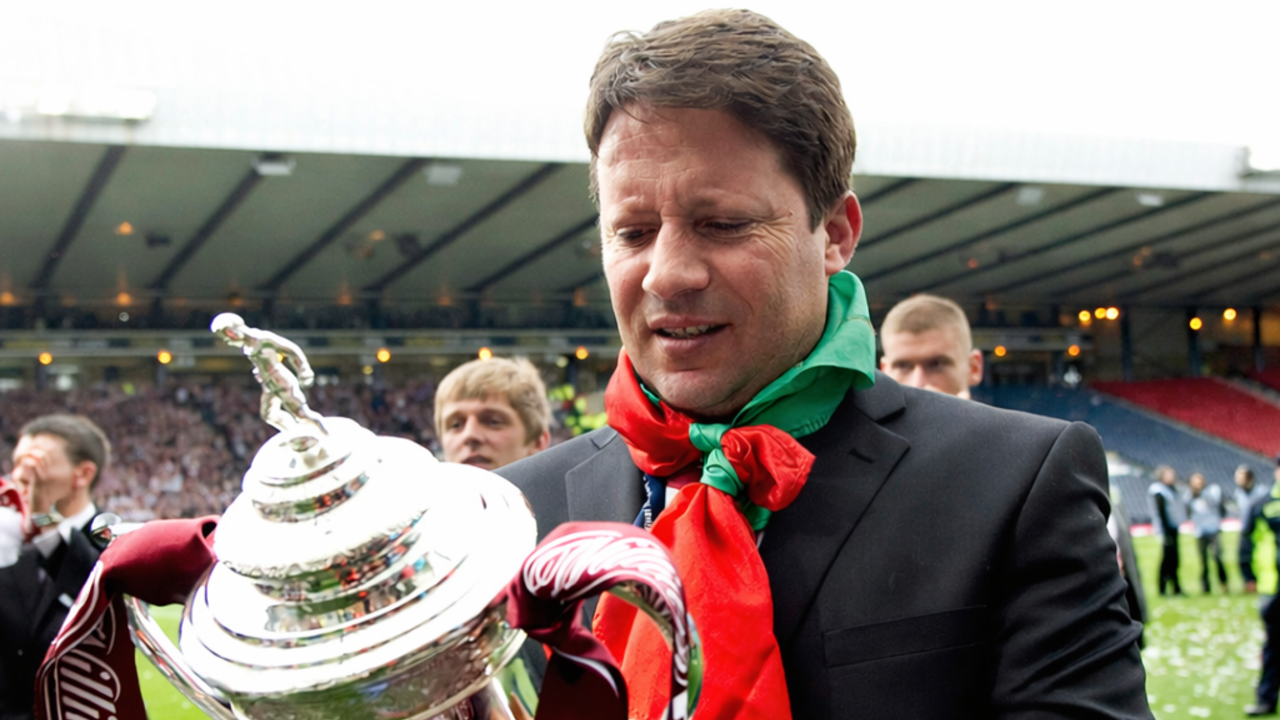 Paulo Sérgio com o troféu da Taça da Escócia em 2012