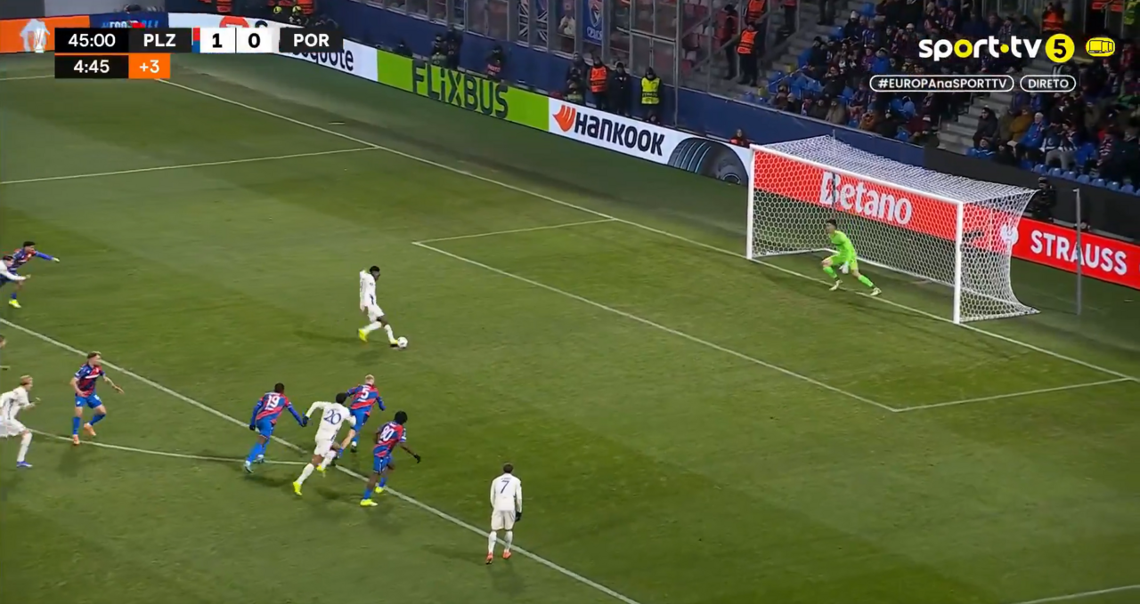 Samu falha penálti contra o Plzen