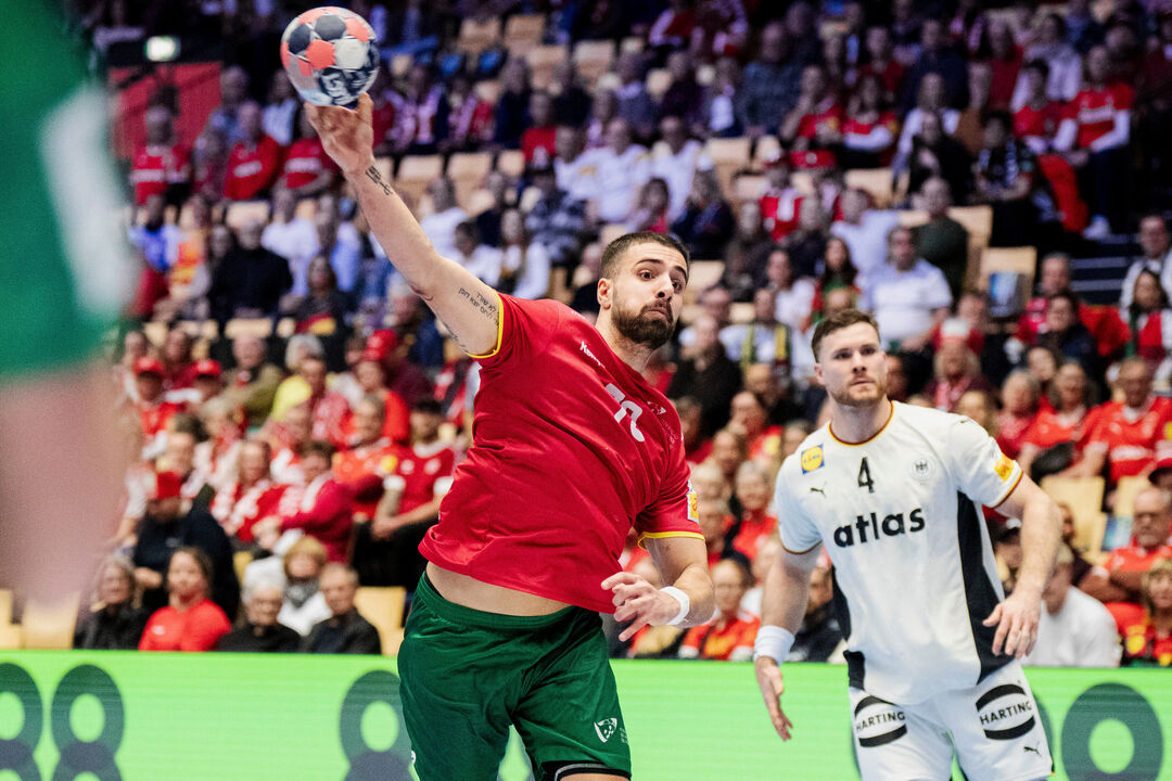 Jogo de andebol com atletas de Portugal e da Alemanha em campo