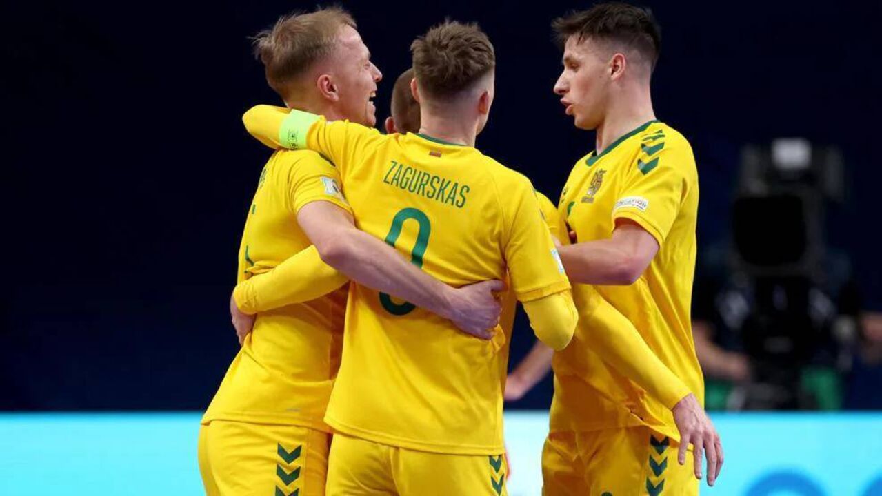 Jogadores da Lituânia a celebrar