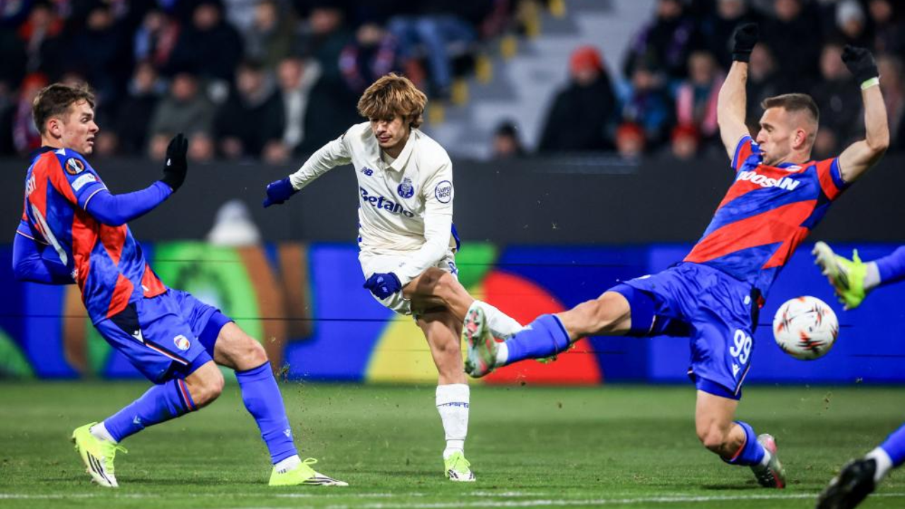 Rodrigo Mora rodeado de adversários durante o Vik. Plzen-FC Porto
