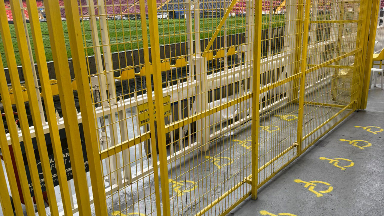 Adeptos do Aston Villa com deficiência queixam-se de terem sido "enjaulados como animais" em Istambul