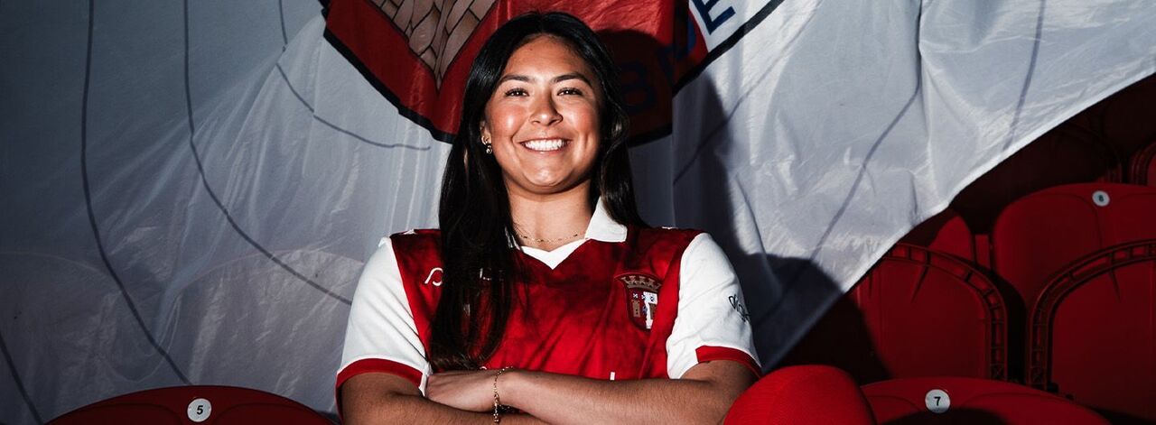 Futebolista do SC Braga sorri para a câmara no estádio