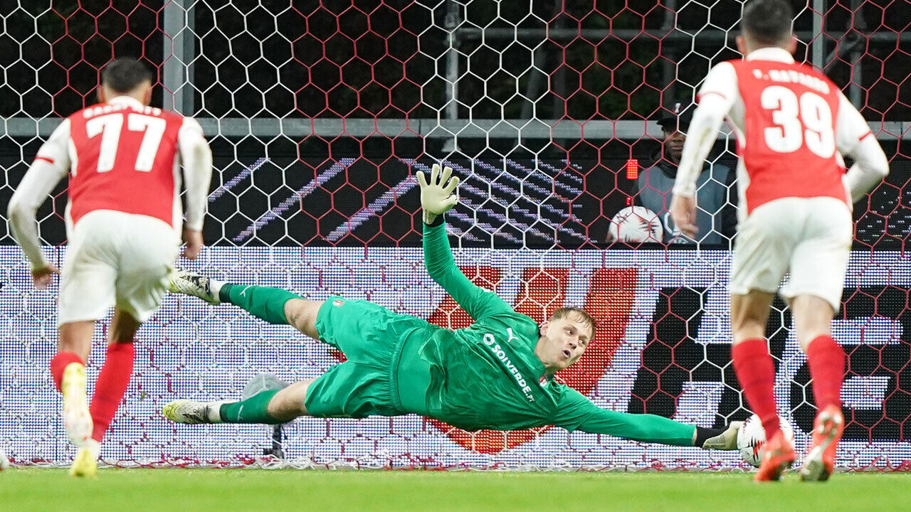 Hornicek  defende penálti frente ao Nottingham Forest