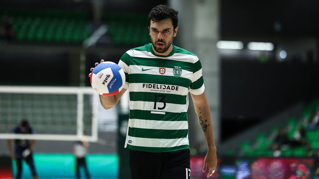 Atleta do Sporting com bola de voleibol no jogo contra o Castelo da Maia