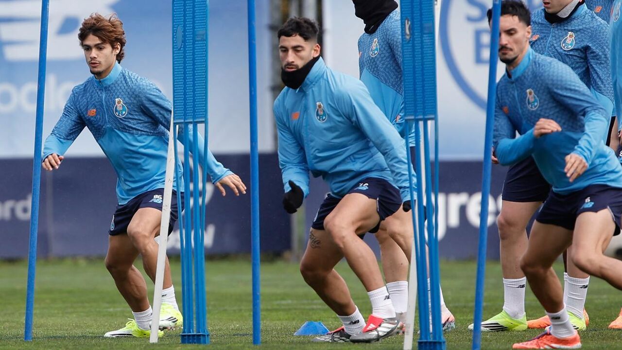 Jogadores do FC Porto preparam jogo contra o Gil Vicente após atraso no voo