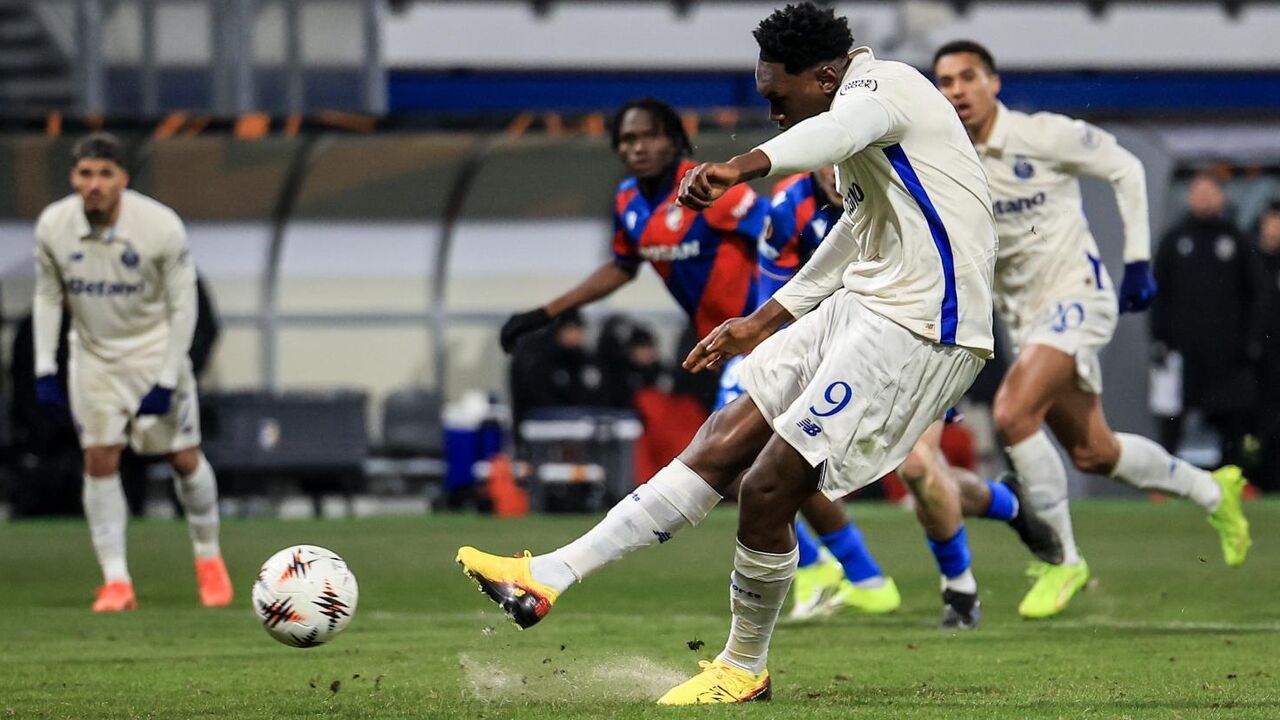 Samu Silva marca penálti com apoio da bancada