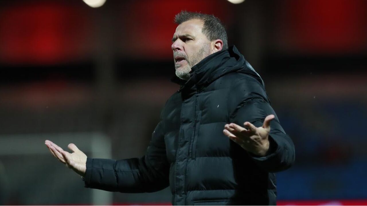 Treinador gesticula durante partida de futebol