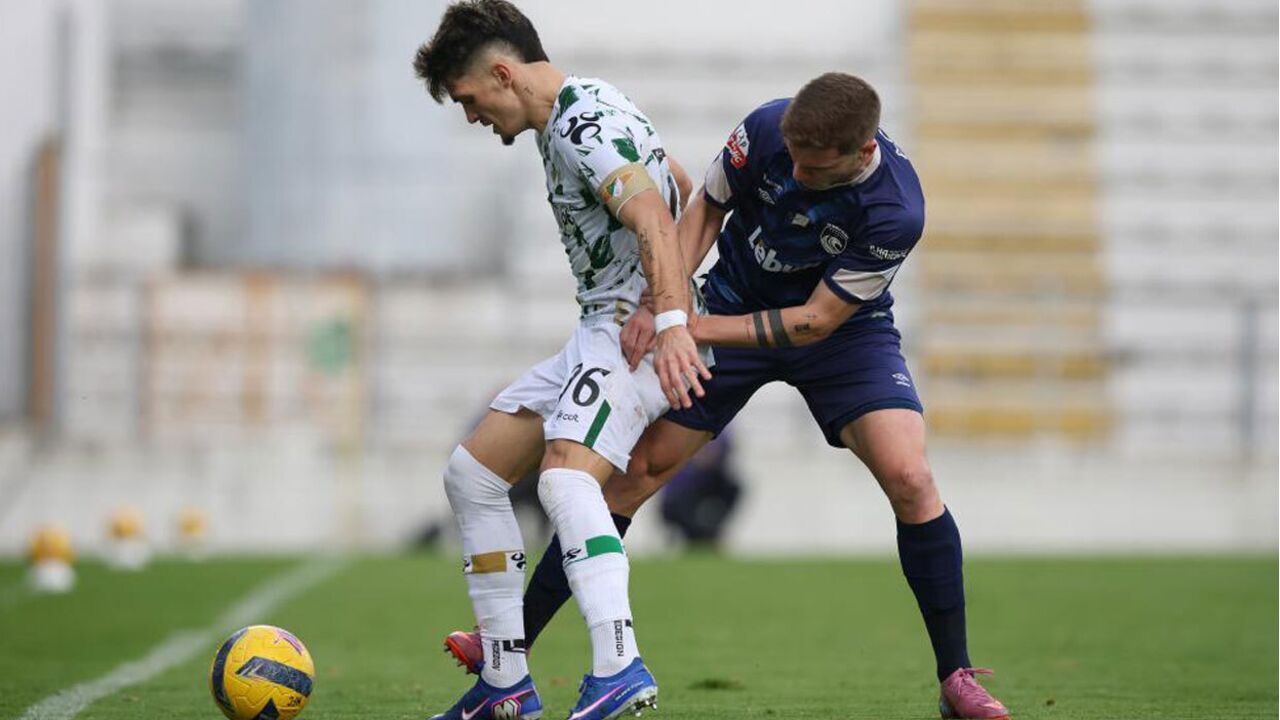 Dinis Pinto (Moreirense) e Serginho (Santa Clara)