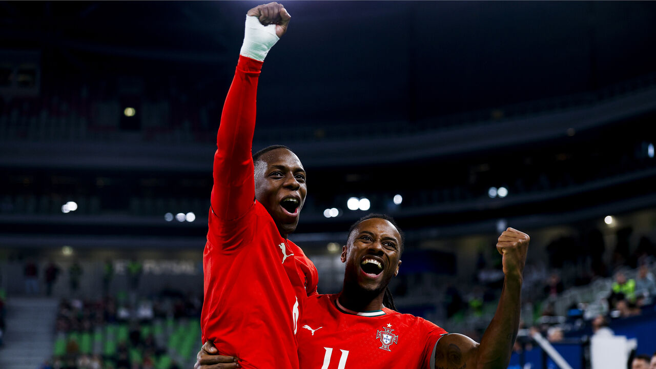 Kutchy celebra vitória com colega após jogo contra a Itália